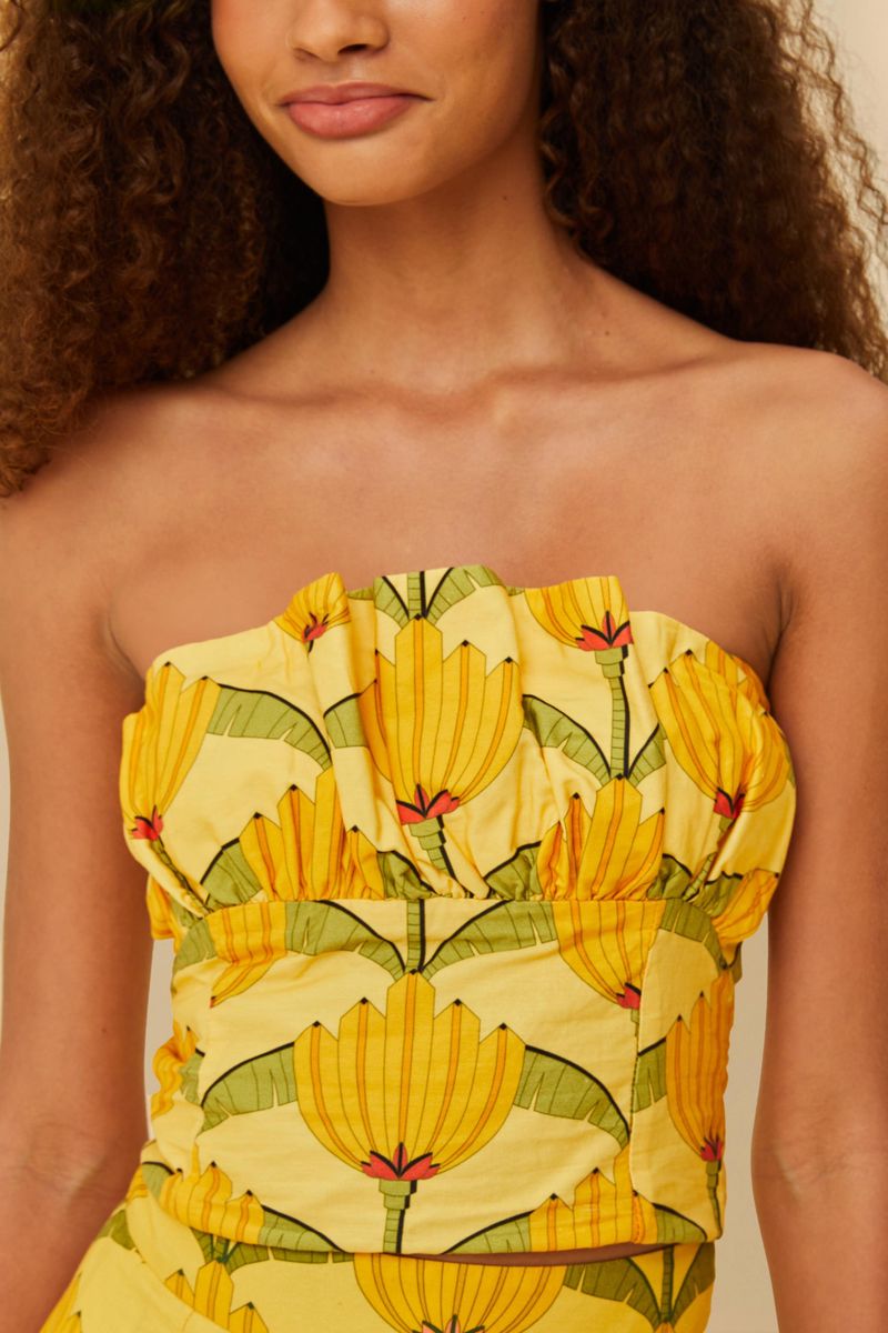 Detalle-del-escote-recto-y-estampado-de-bananas-de-la-blusa.