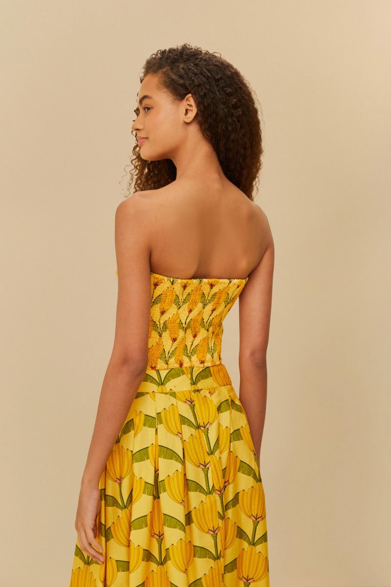 Vista-trasera-de-la-blusa-con-diseño-ajustado-y-estampado-tropical.