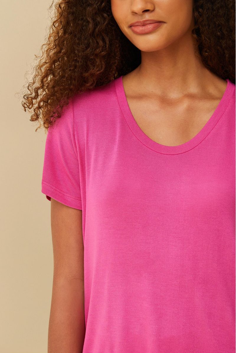 Detalle del cuello redondo de la camiseta básica rosa vibrante.