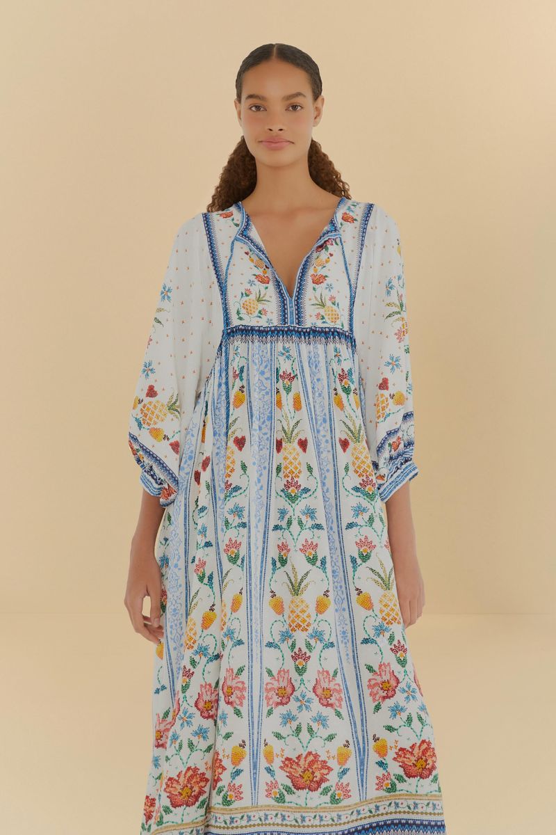 Detalle-del-vestido-mostrando-el-estampado-botanico-con-flores-y-piñas.