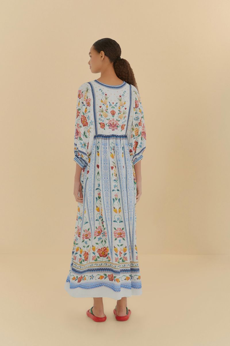 Vista-trasera-del-vestido-mostrando-la-continuidad-del-estampado-botanico.