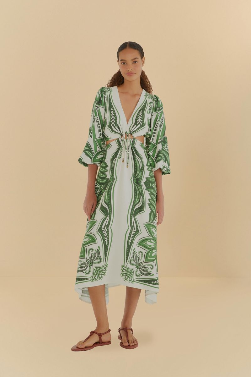 Vestido estampado con diseño floral verde y blanco, de largo midi, mostrado en modelo de frente.