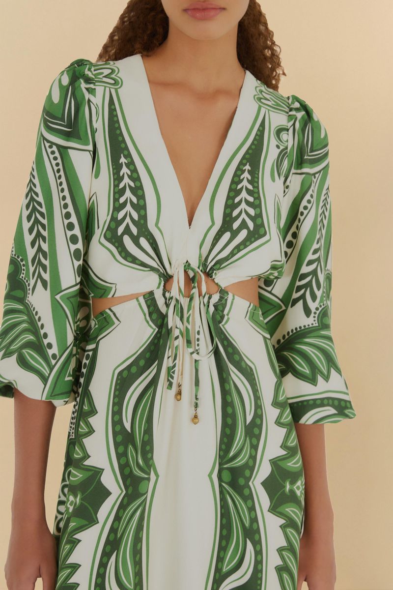 Vista trasera del vestido mostrando el diseño estampado y la apertura en la espalda.