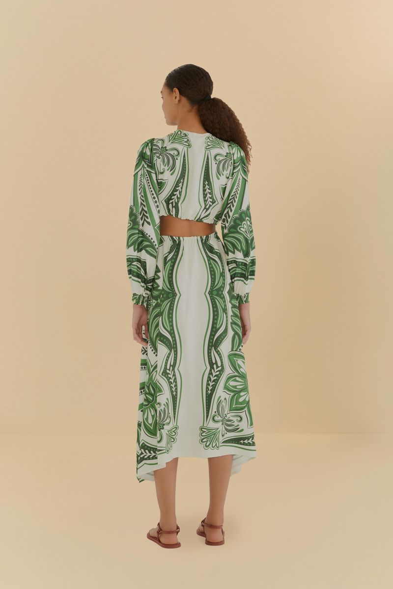 Acercamiento al patrón floral verde y blanco del tejido del vestido.
