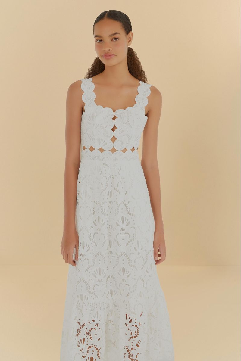 Vista lateral del Vestido Cropped Laise Concha, mostrando el ajuste ceñido en la cintura y la falda en capas.