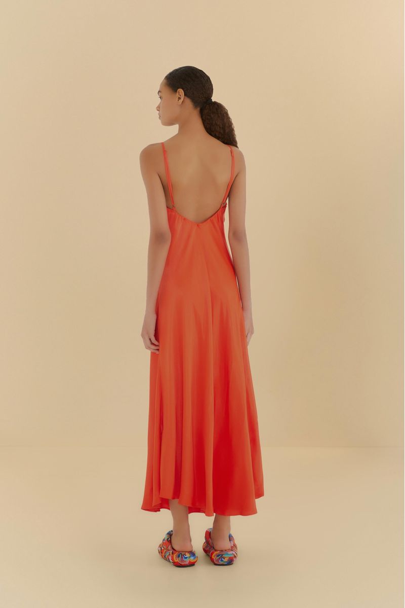 Vestido naranja con tiras finas y pliegues en la parte superior, visto de espaldas.