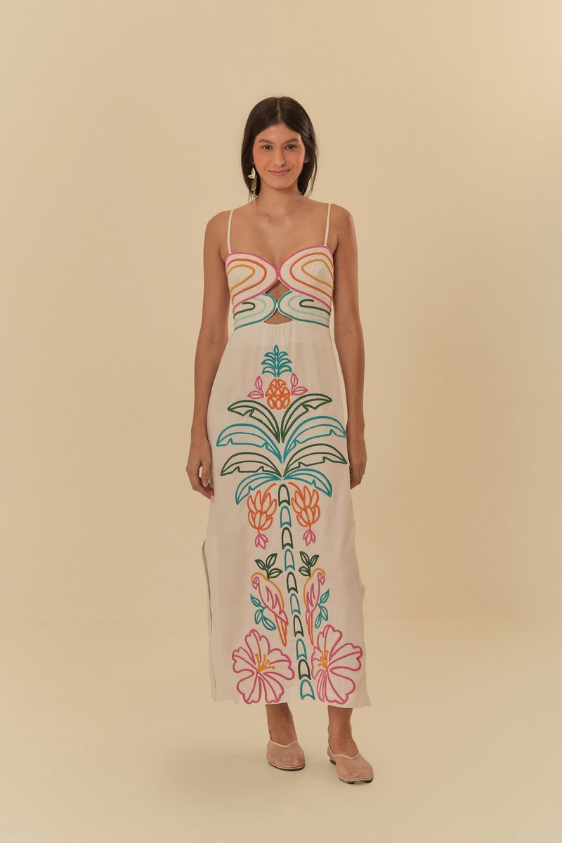 Vista frontal del vestido mostrando el bordado detallado y el largo cropped.