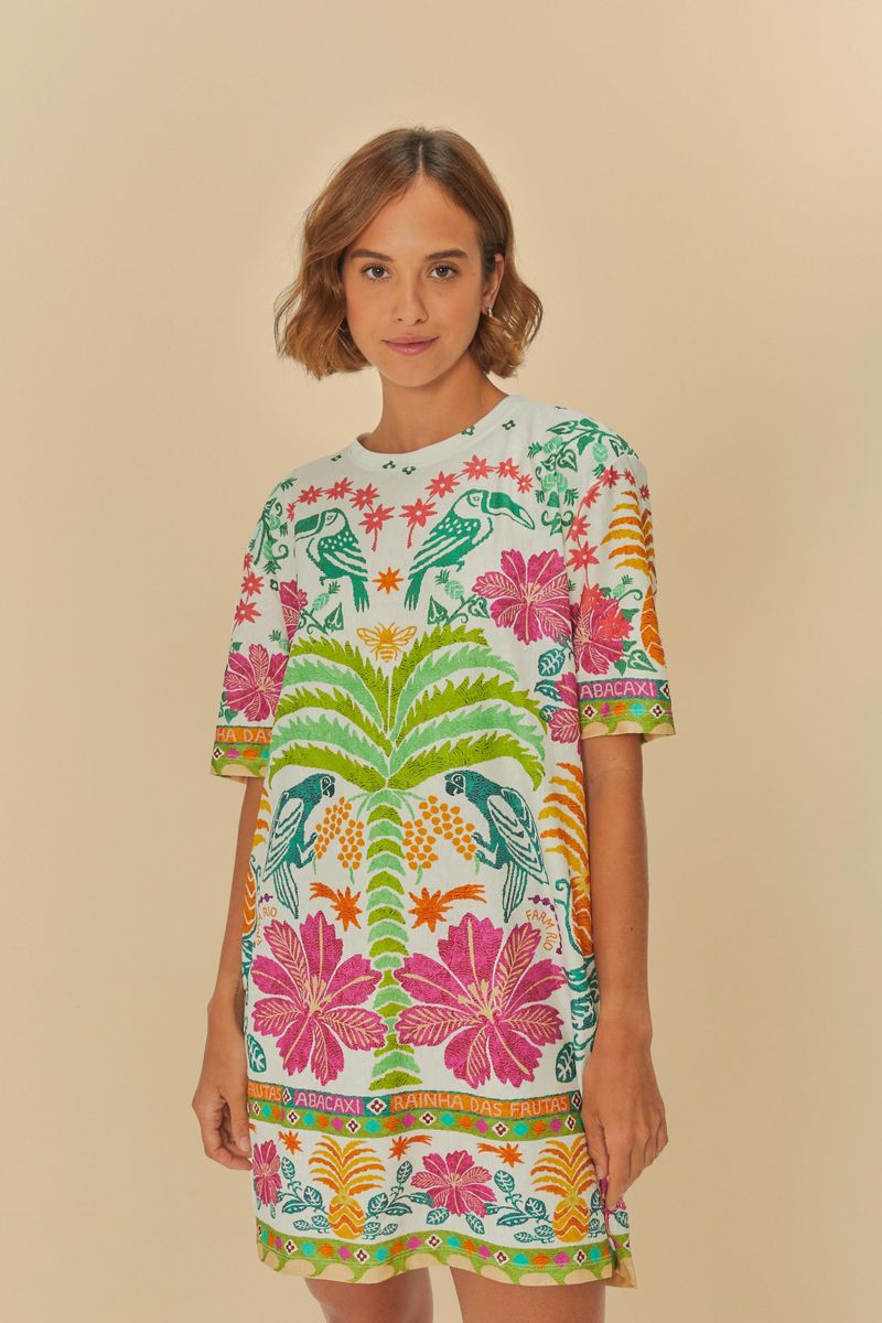 Modelo vistiendo vestido tshirt con estampado tropical, vista frontal.