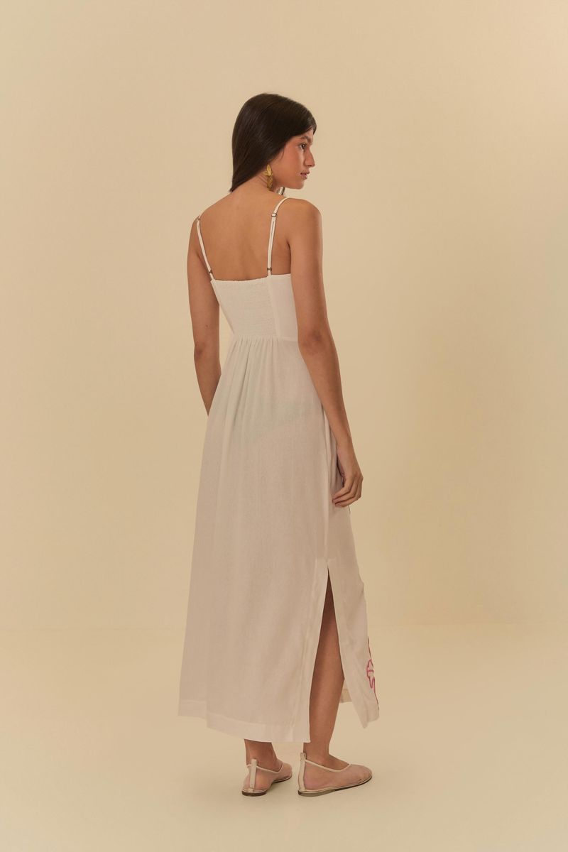 Vista trasera del vestido mostrando el diseño sencillo y el largo cropped.