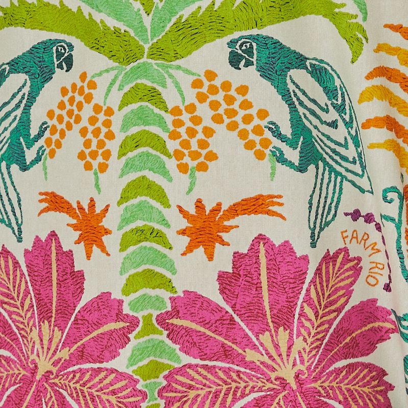 Vista trasera del vestido con estampado tropical completo.