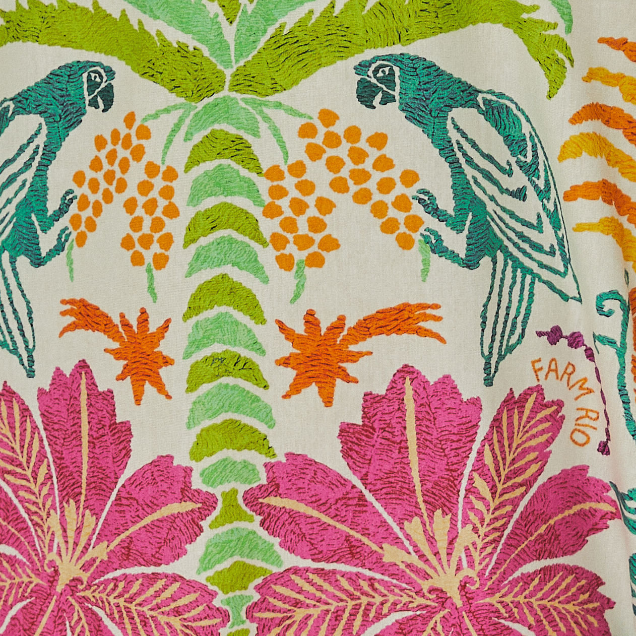Vista trasera del vestido con estampado tropical completo.