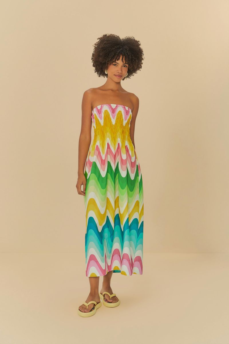 Vestido midi con estampado degradé en ondas, modelo de frente única, mostrado en vista frontal.