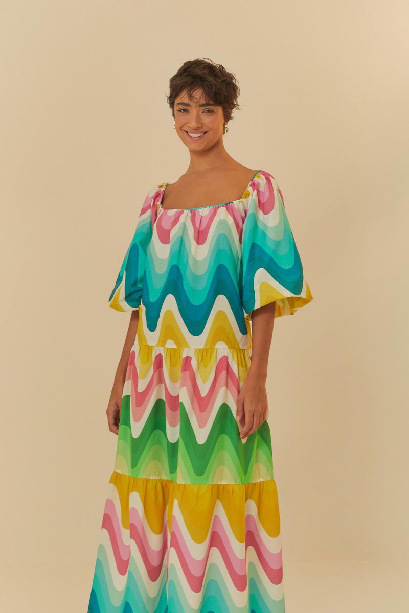 Vestido-estampado-con-patron-ondulado-en-tonos-vibrantes-exhibido-en-un-fondo-neutro.