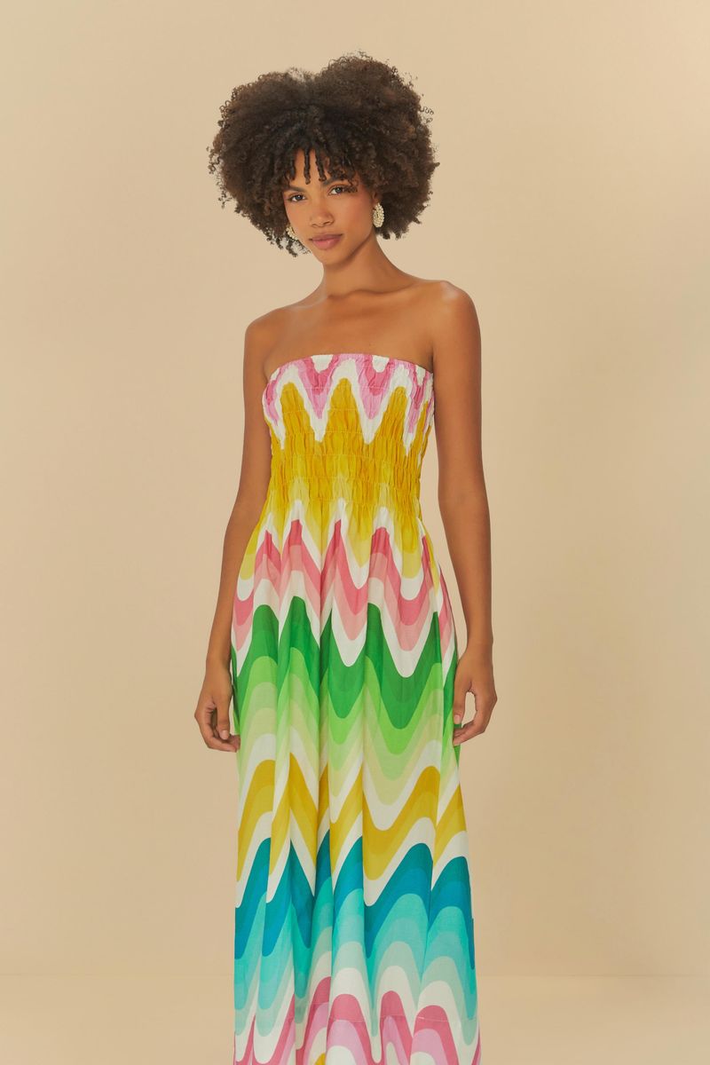 Vista trasera del vestido midi con estampado degradé en ondas, destacando el diseño sin tirantes.