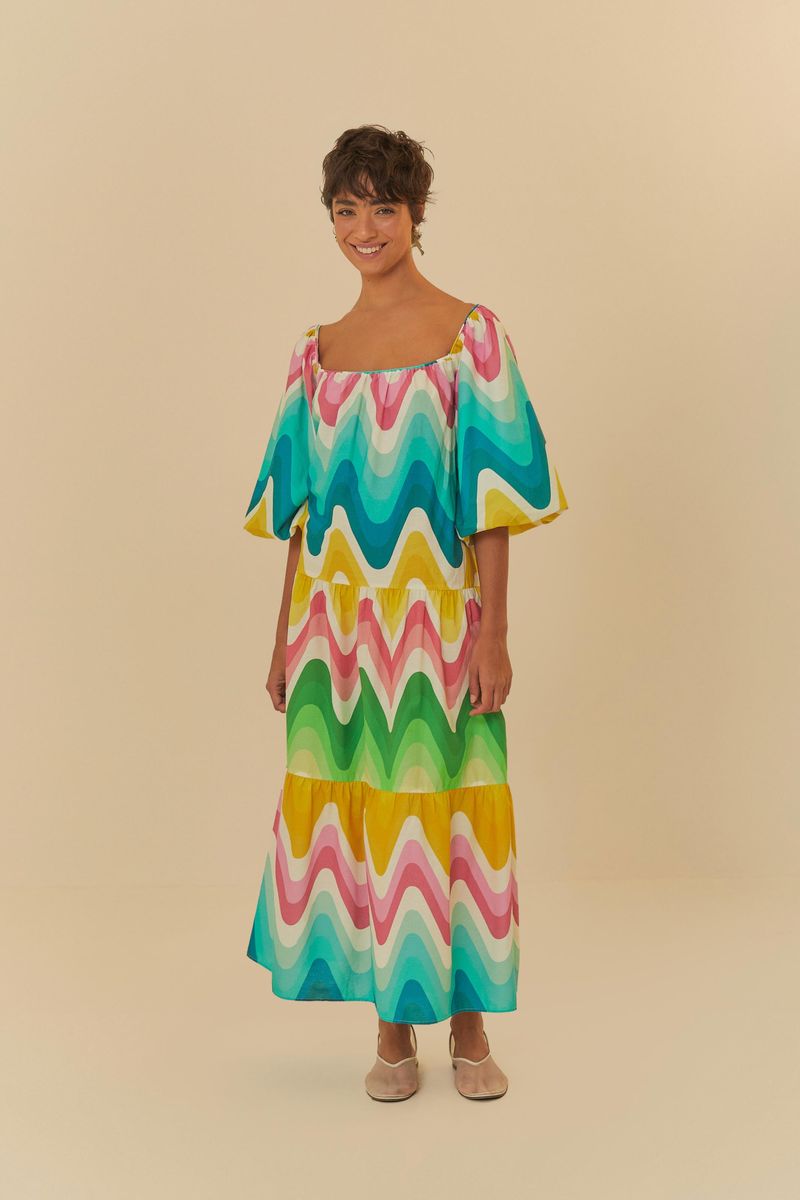 Vista-frontal-del-vestido-estampado-con-patron-ondulado-destacando-el-escote-y-las-mangas.