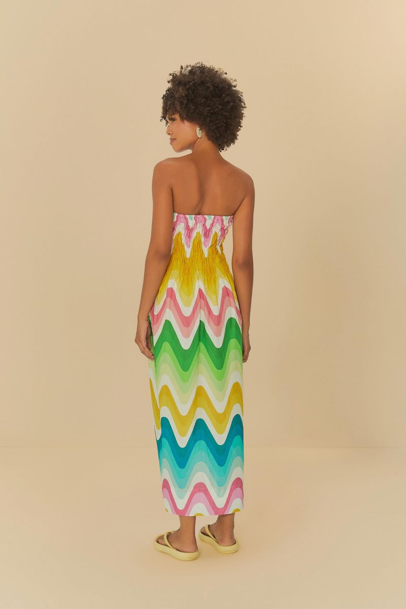 Vista lateral del vestido midi con estampado degradé en ondas, mostrando el caído y la longitud.