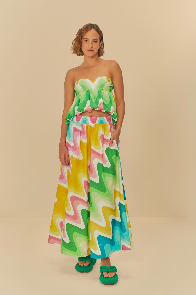 Imagen mostrando el vestido completo, destacando el estampado vibrante y el diseño fluido.