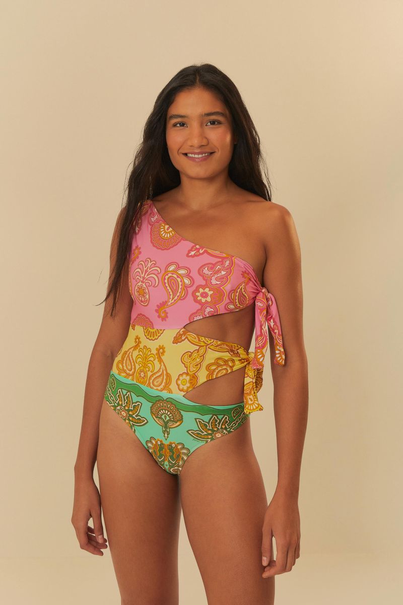 Traje-de-baño-estampado-con-diseño-unico-vista-frontal-mostrando-detalles-vibrantes.