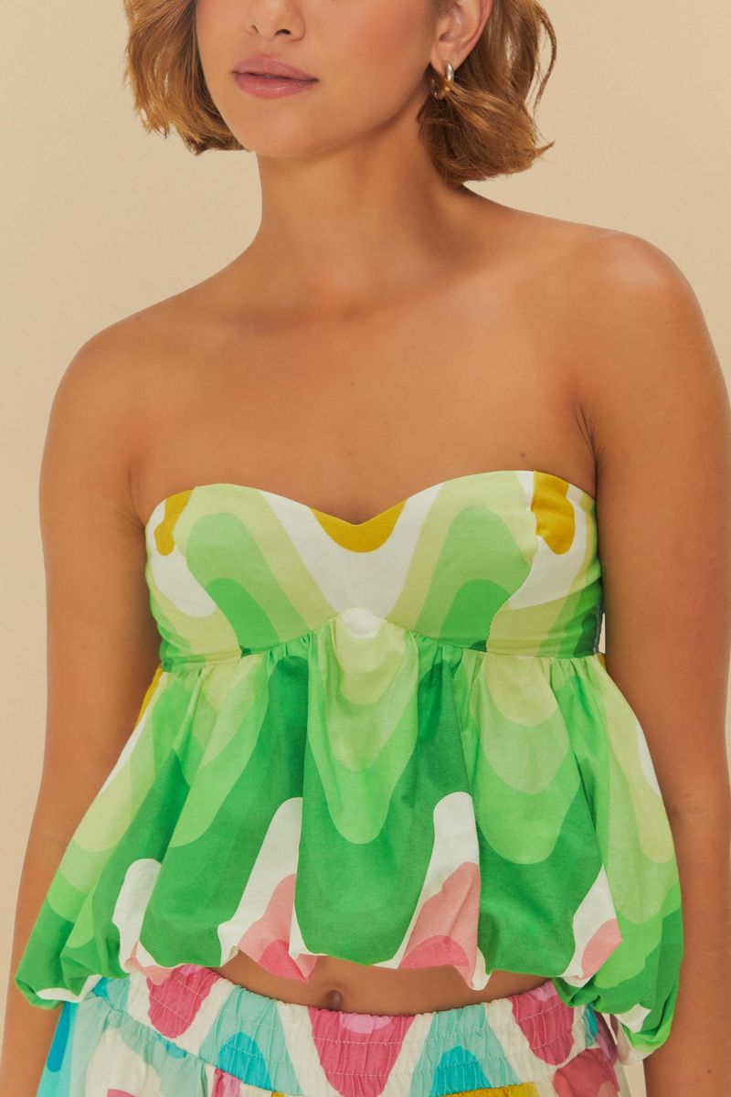 Imagen mostrando el detalle del corpiño del vestido, con estampado de ondas y ajuste en la cintura.