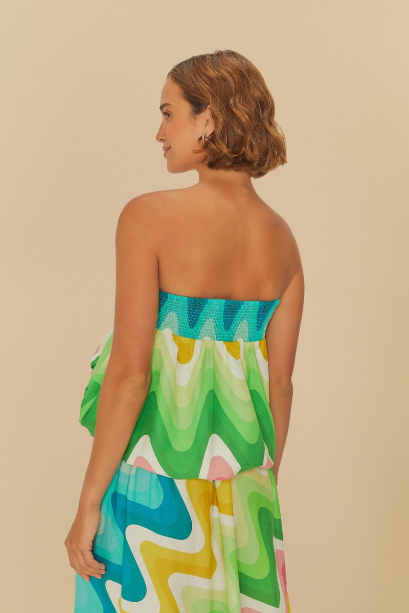 Imagen mostrando la parte trasera del vestido, con estampado continuo y diseño sin tirantes.