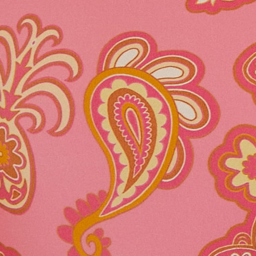 Detalle-del-estampado-del-traje-de-baño-con-patron-arabesco-vibrante.