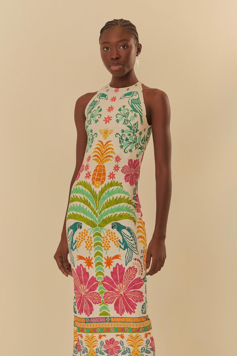 Imagen de un vestido midi con estampado tropical, mostrando un acercamiento en la parte superior frontal del vestido.