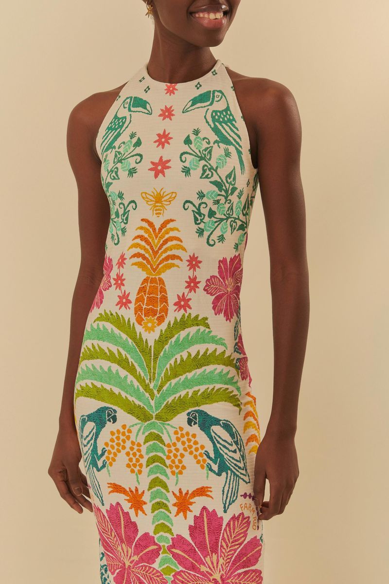 Imagen de un vestido midi con estampado tropical, mostrando un acercamiento en la parte inferior frontal del vestido.