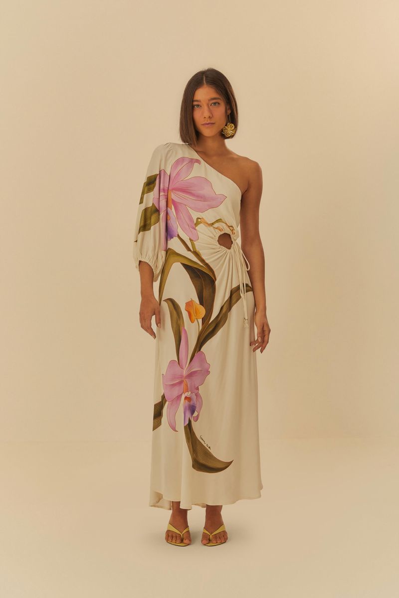 Modelo usando vestido largo con estampado floral, destacando el diseño asimétrico.