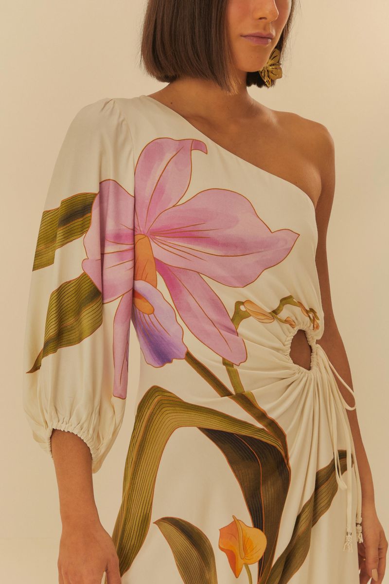 Close-up del detalle floral del vestido de un solo hombro, mostrando el estampado botánico.