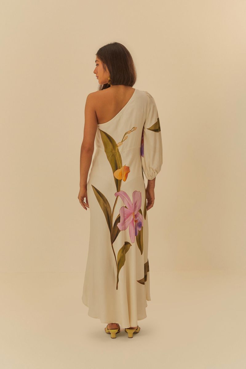 Vista trasera del vestido largo con estampado floral, destacando el caimiento fluido.
