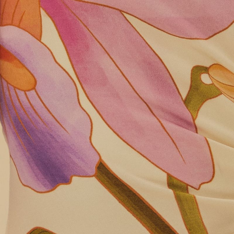 Acercamiento-al-escote-asimetrico-y-manga-abullonada-con-estampado-floral.