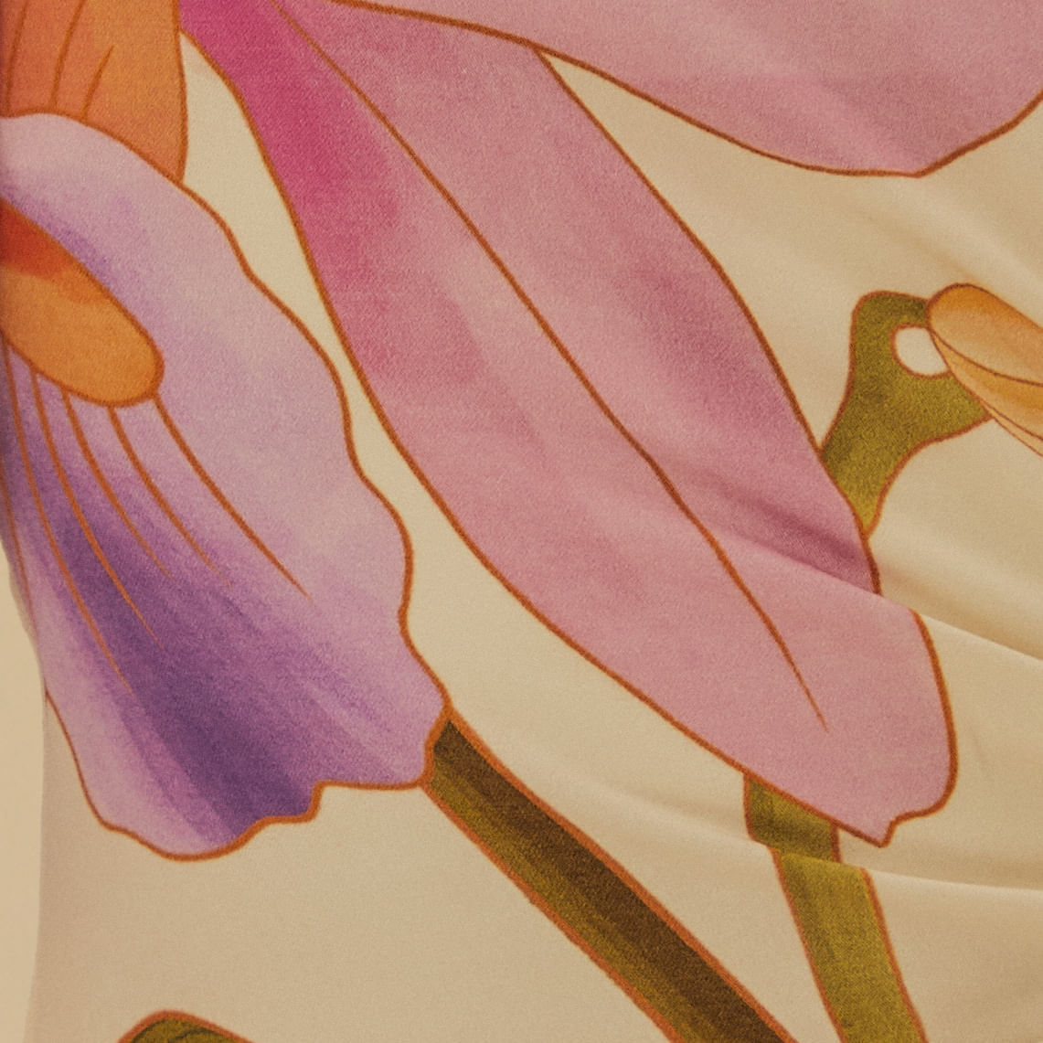 Acercamiento-al-escote-asimetrico-y-manga-abullonada-con-estampado-floral.