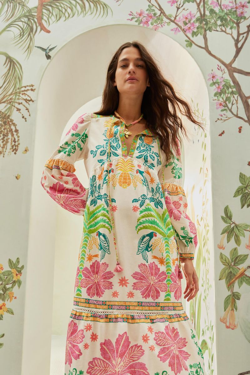 Vista detallada del vestido mostrando los motivos del estampado floral y botánico en colores vivos.