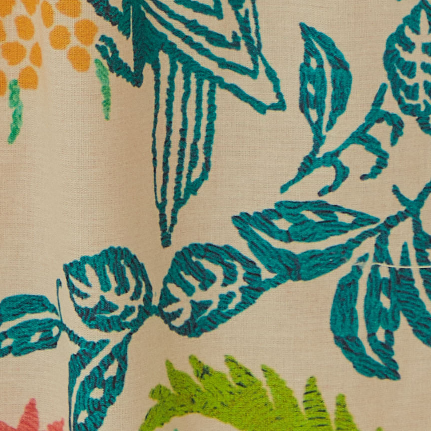 Detalle-del-estampado-del-Vestido-Oasis-De-Verano-con-flores-y-follaje-en-tonos-de-verde-rosa-y-azul.