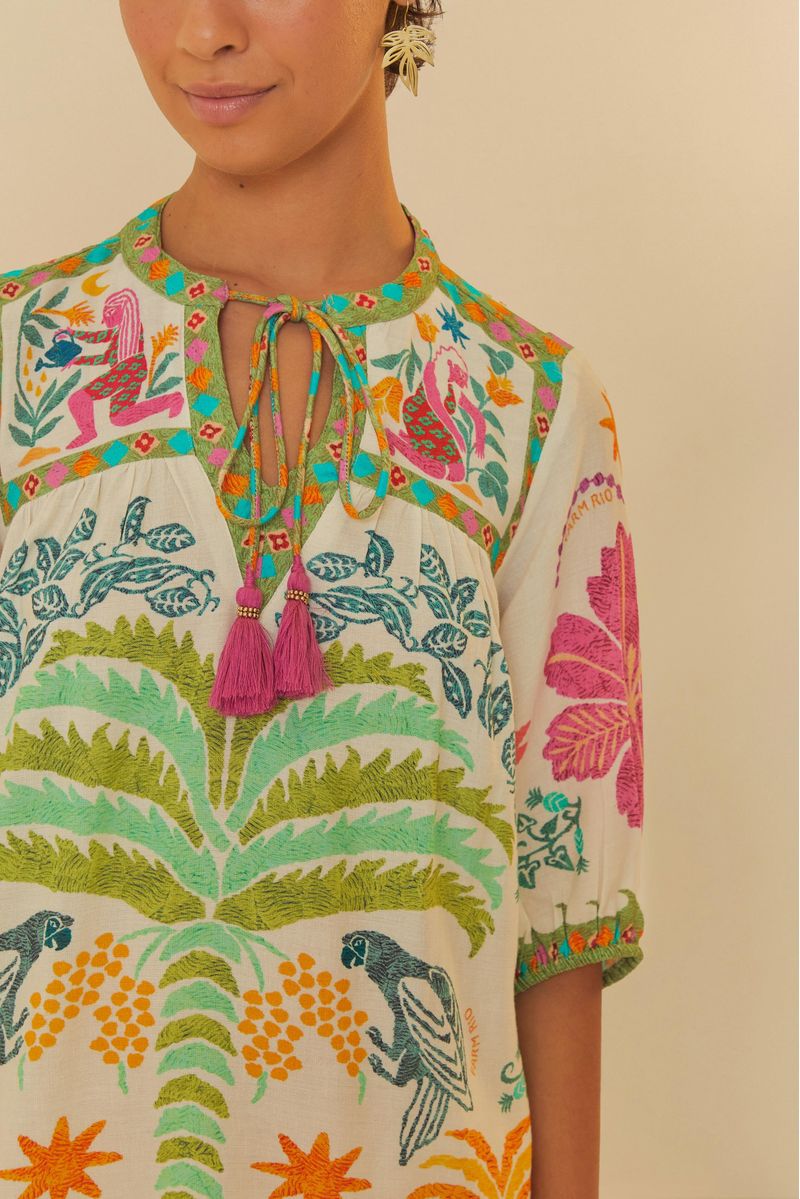 Detalle-del-escote-con-amarre-y-estampado-vibrante.
