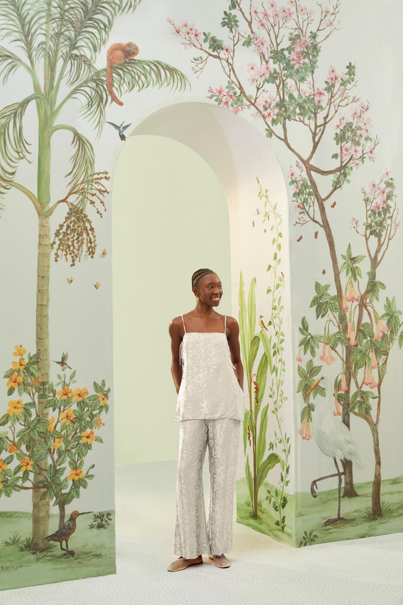 Pantalon-largo-estilo-pantalona-con-estampado-geometrico-en-tela-jacquard-beige-vista-lateral.