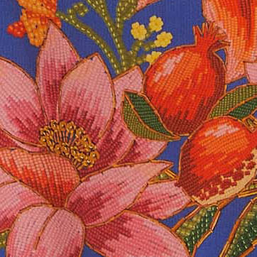 Musculosa-estampada-con-flores-tropicales-y-follaje-en-fondo-azul-vista-trasera.