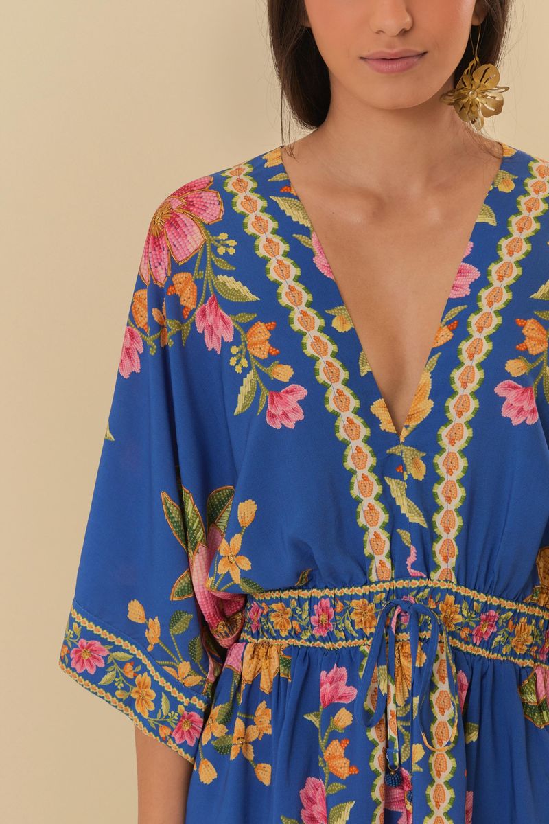 Detalle del escote en V profundo del vestido.