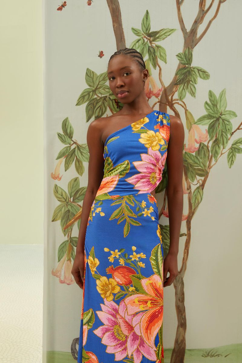 Acercamiento del vestido midi tropical, destacando el estampado de flores y frutas en fondo azul.