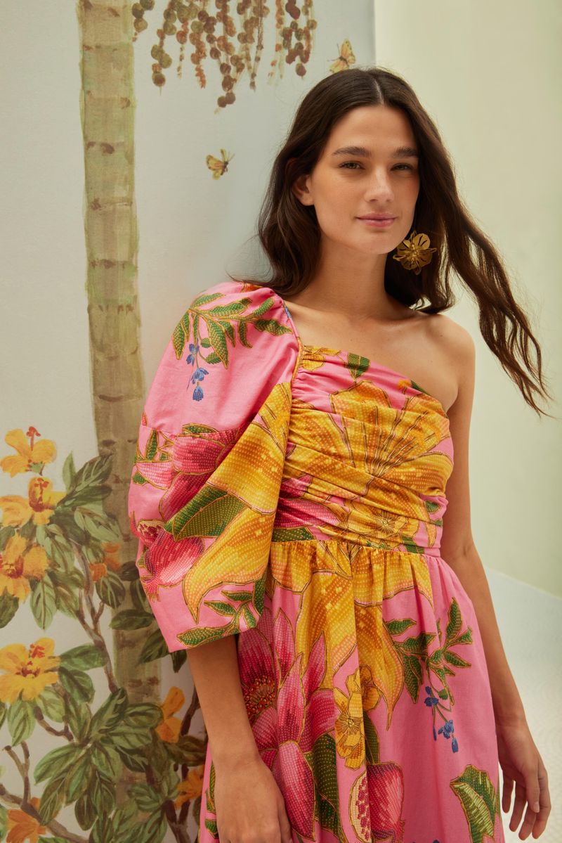 Detalle del vestido mostrando el patrón tropical con frutas y hojas en colores vibrantes.
