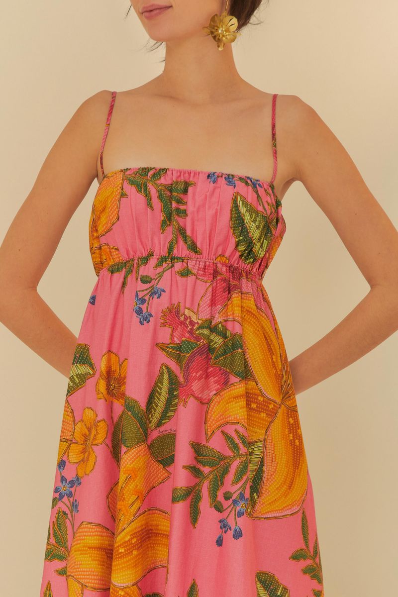 Vista trasera del vestido con escote profundo y lazada ajustable.