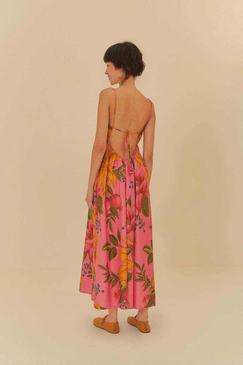 Detalle del corsé del vestido con estampado de frutas y flores.