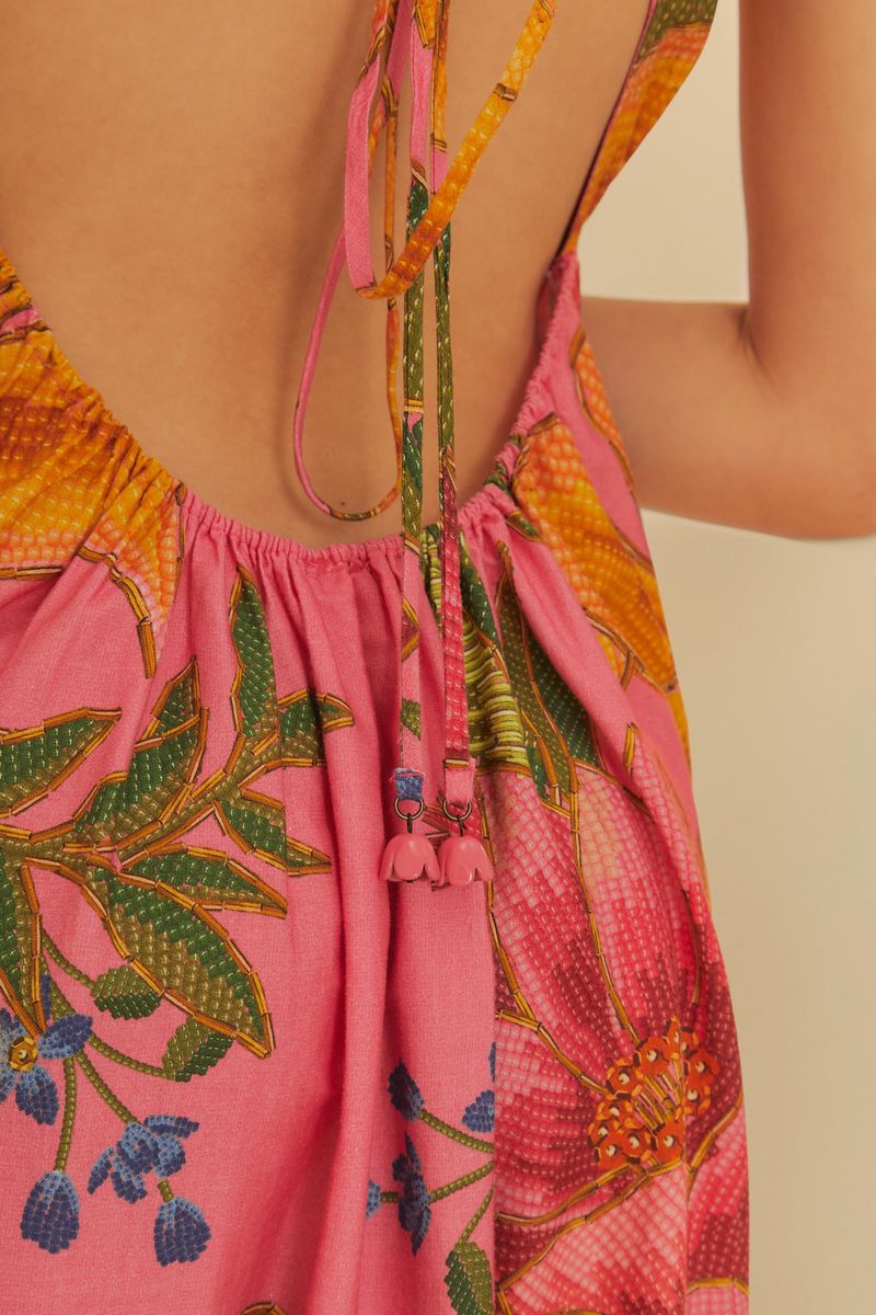 Primer plano de la lazada trasera del vestido con detalles decorativos.