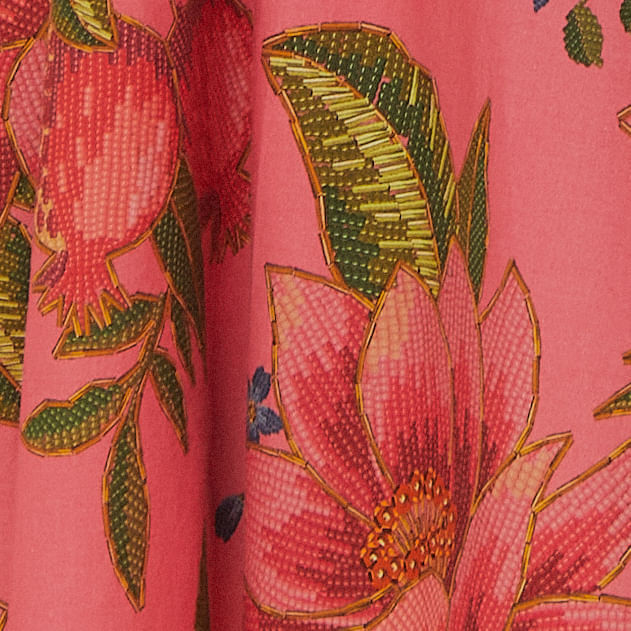 Detalle-del-borde-del-vestido-con-estampado-vibrante-de-frutas-y-flores.