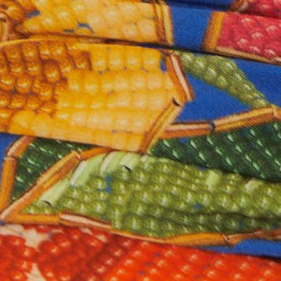 Primer-plano-del-estampado-tropical-del-top-con-detalles-en-frutas-y-flores.