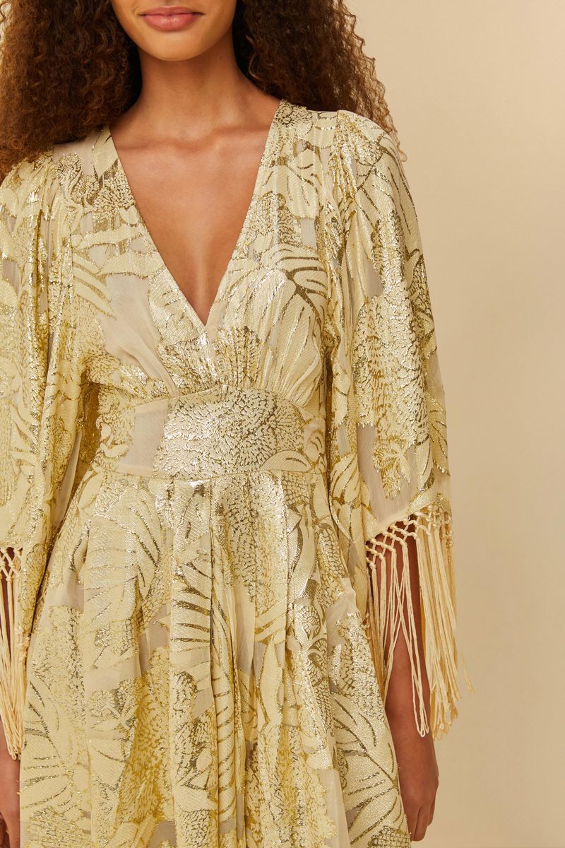 Close-up del vestido mostrando el escote en V y detalles del estampado y textura.