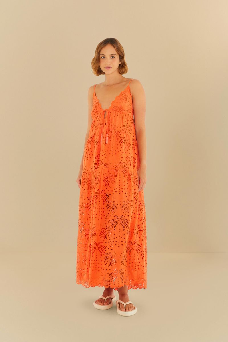 Vista trasera del vestido largo naranja con bordado floral en laise, mostrando tirantes delgados y caída fluida.