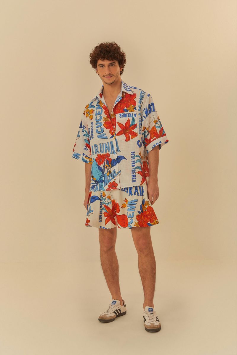 Camisa tropical con diseño vibrante, vista completa.