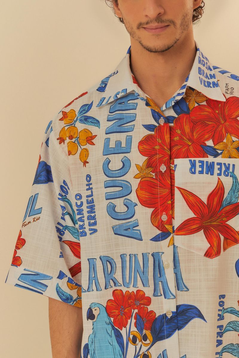 Detalle del cuello y estampa de la camisa.