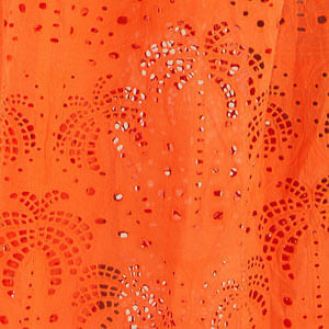 Vista-lateral-del-vestido-largo-naranja-con-bordado-floral-en-laise-destacando-la-caida-fluida-y-el-bajo-en-capas.